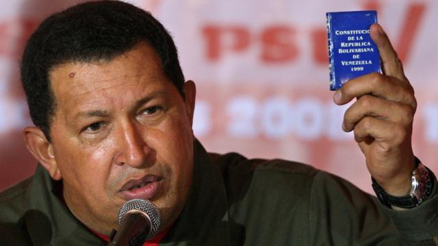 Hugo Chávez con una copia de la Constitución de 1999.