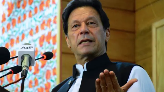পাকিস্তানের প্রধানমন্ত্রী ইমরান খান। ভারত শাসিত কাশ্মীরের বিশেষ মর্যাদা খারিজ নিয়ে খুবই ক্ষিপ্ত তিনি