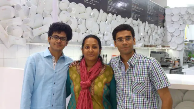 अमन और उनके भाई यासिर अपनी माँ हीना परवीन के साथ