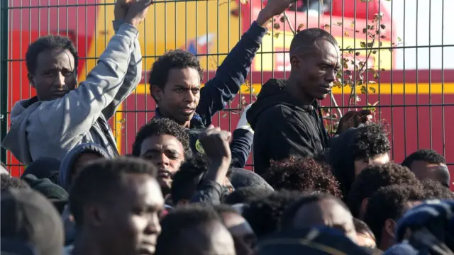 Выселенные из "джунглей" мигранты