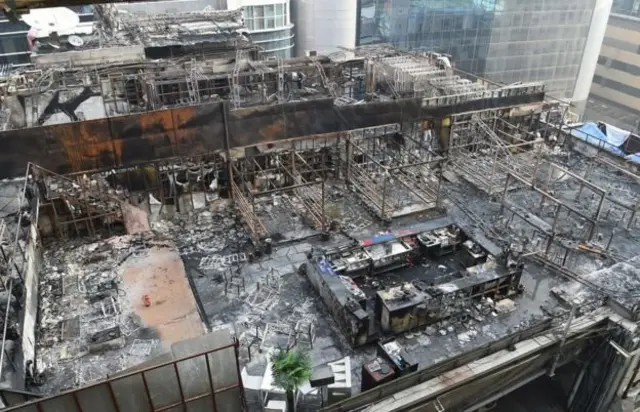 மொட்டை மாடி உணவு விடுதியில் தீயின் தாண்டவம்.