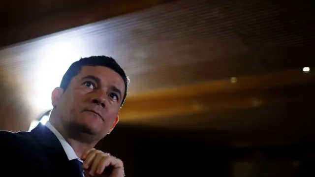 Sergio Moro fotografadoroyalwin freebetbaixo, olhando para o lado,royalwin freebetambiente interno