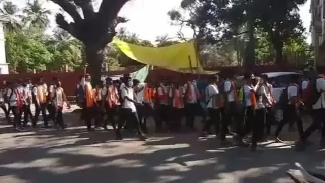 హిజాబ్ ధరించడాన్ని వ్యతిరేకిస్తూ కాషాయ కండువాలు ధరించి ర్యాలీ చేపట్టిన విద్యార్థులు