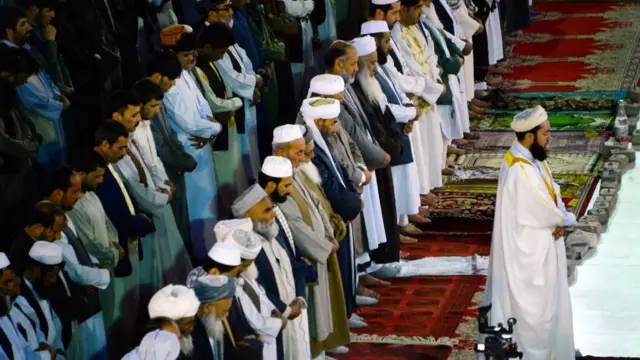 નમાજ પઢતા લોકો