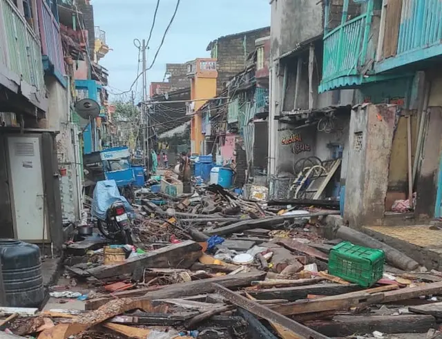 ગલીમાં તૂટેલા મકાનોનો કાટમાળ, બારી-બારણા અને વેર-વિફેર સામાન