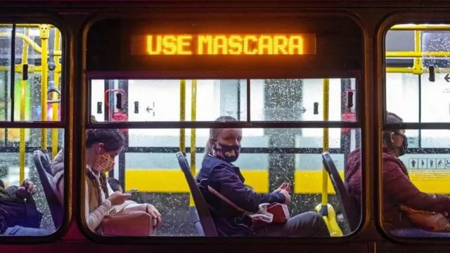 Pessoascampeonato mato grossense 2024máscaracampeonato mato grossense 2024ônibus onde um letreiro luminoso diz "use máscara"