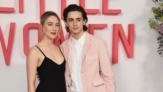 جو و صديقها لوري - كما في الرواية - أو الممثلان سيرشا رونان وتيموثي شالاميت.