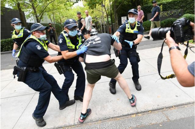 澳大利亞警方在墨爾本與反疫苗抗議者衝突。