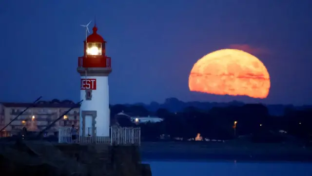 "Оленья луна" за маяком в Сен-Назере, Франция