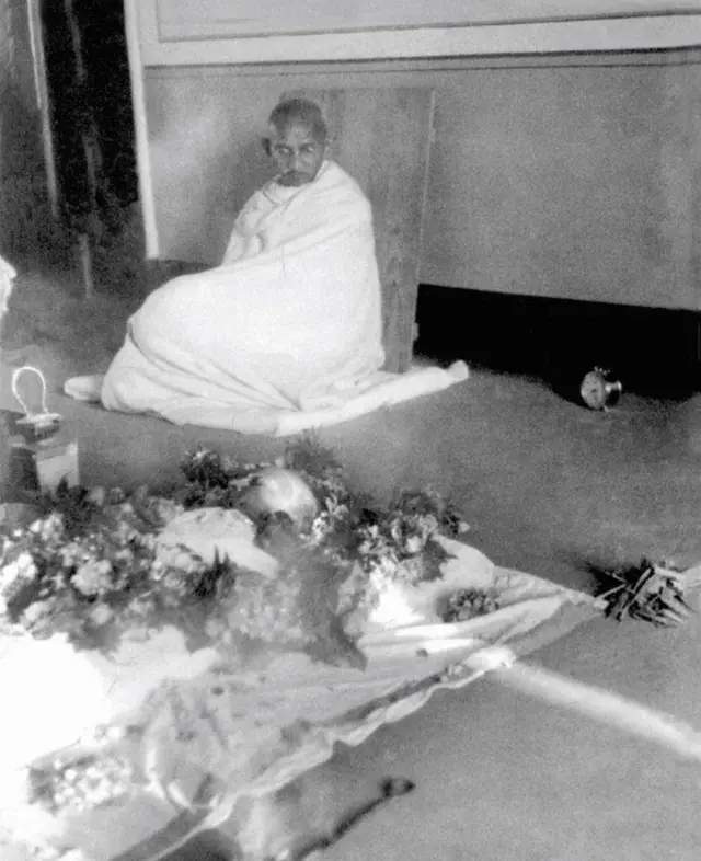 कस्तूरबा के पार्थिव शरीर के पास बापू