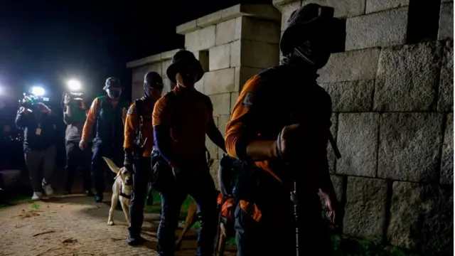 수색 작업은 약 7시간 동안 이뤄졌다