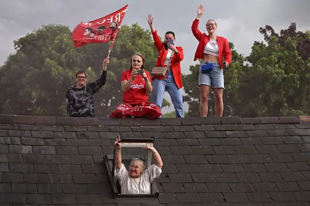 اصطف الآلاف من مشجعي ليفربول لكرة القدم في شوارع المدينة لاستقبال الفريق والاحتفال بفوزه ببطولتي كأس الاتحاد الإنجليزي وكأس رابطة الأندية الإنجليزية المحترفة في وقت سابق من الموسم، لكنه خسر المباراة النهائية لدوري أبطال أوروبا أمام ريال مدريد في باريس.