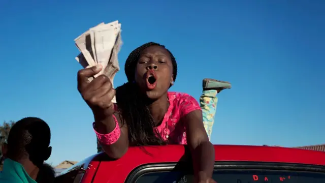 Youg pipo dey flaunt money