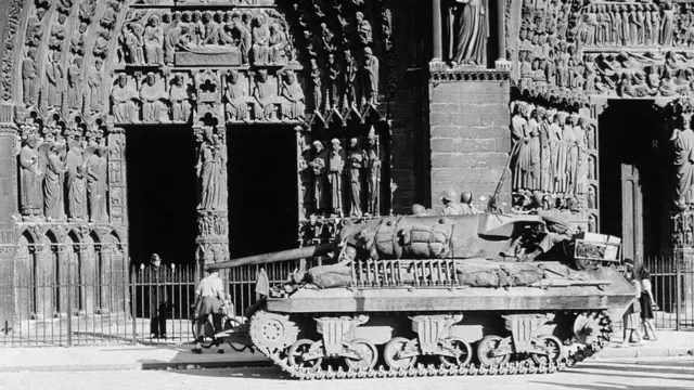 Paris Nazi işgalinden kurtulduktan sonra Notre-Dame Katedrali'nin önünde görülen bir Amerikan tankı