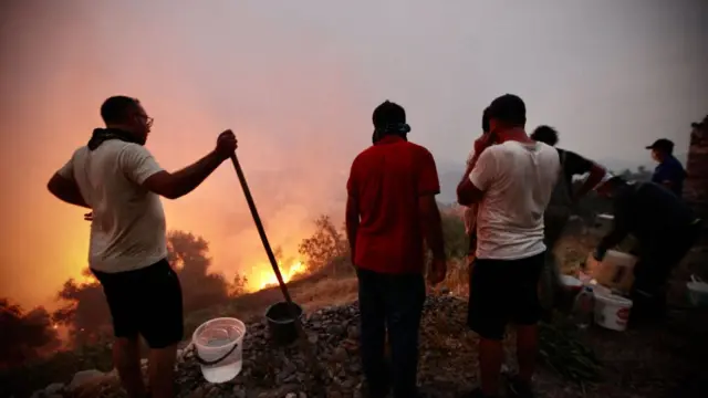 Yangınları söndürmeye çalışan halk