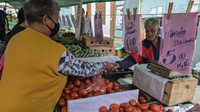 Mulher compra tomates na feira no bairro da Liberdade,melhores jogos da betanoSão Paulo,melhores jogos da betano22melhores jogos da betanosetembromelhores jogos da betano2021