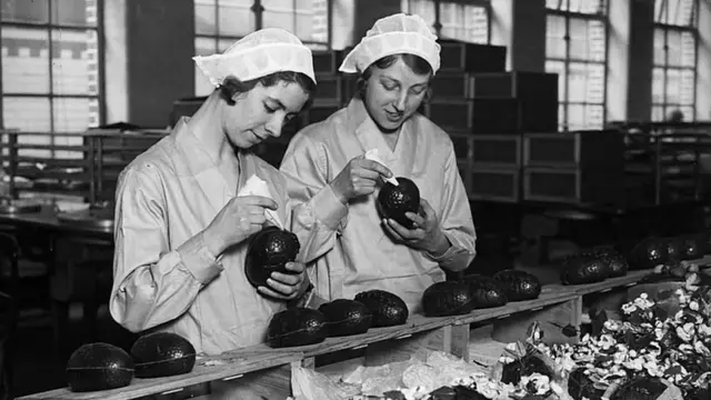 تولید انبوه تخم‌مرغ‌های عید‌پاک در کارخانهٔ شکلات‌سازی سال ۱۹۳۲