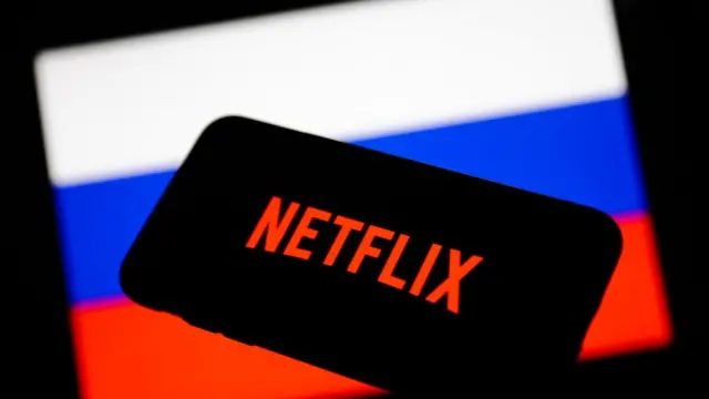 Logo da Netflix com bandeira russa ao fundo