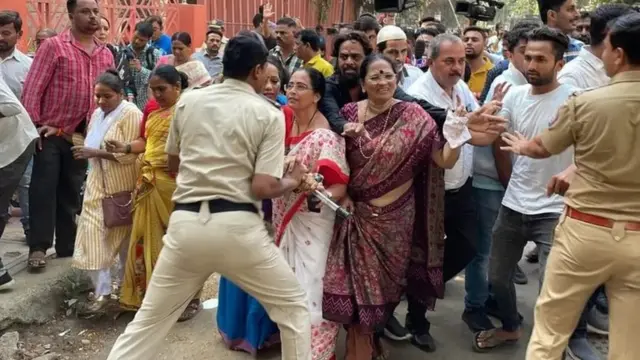 શિવસૈનિકો સાથે પોલીસ