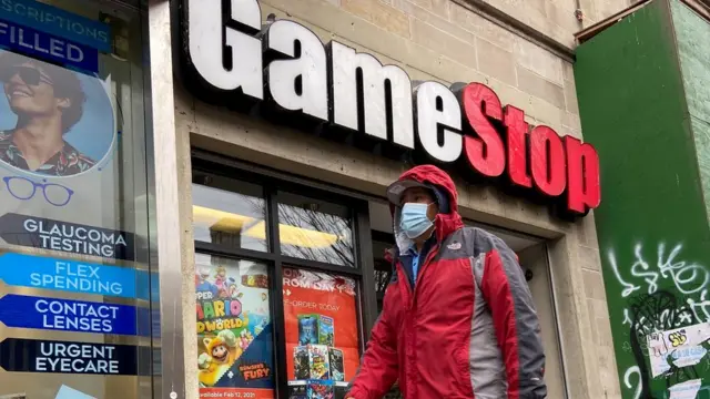 Una persona pasa por delante de una tienda de GameStop