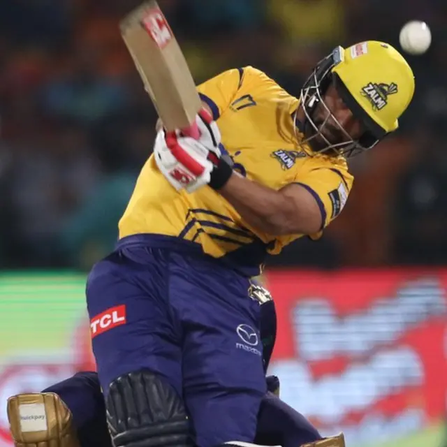 پشاور کی بیٹنگ آغاز میں لڑکھڑائی جب کامران اکمل صفر اور فلیچر ایک رن بنا کر آؤٹ ہوئے۔