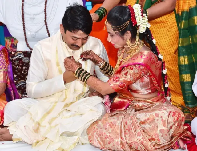 கர்நாடகாவில் மனமனுக்கு திருமாங்கல்யம் கட்டியப் மணப்பெண்