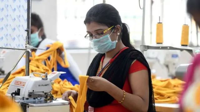 સિલાઈકામ કરી રહેલી મહિલાની તસવીર