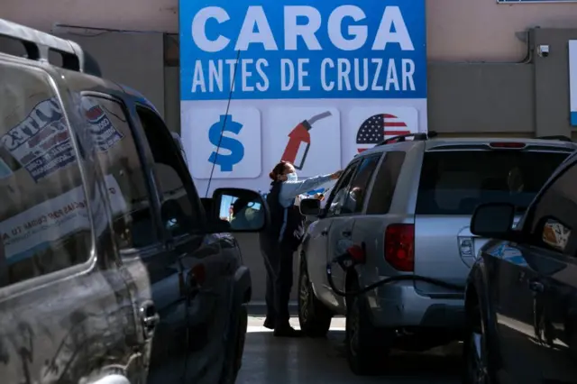 Mujer en una gasolinera de Tijuana.