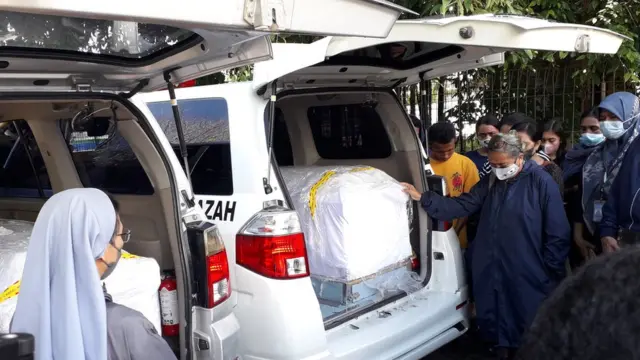 Laurentina dan Emmy menyambut jenazah.