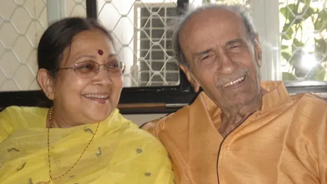 તારક મહેતા તેમના પત્ની ઇંદુબહેન સાથે