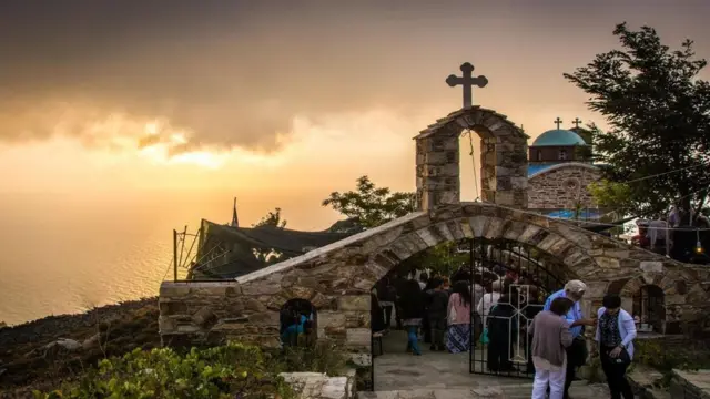 رواد كنيسة في جزيرة إيكاريا اليونانية