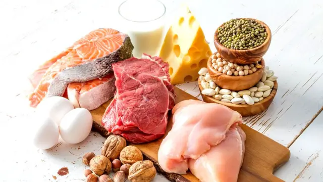 Bodegón de alimentos: pollo, carne, frutos secos, legumbres, huevo y pescado.