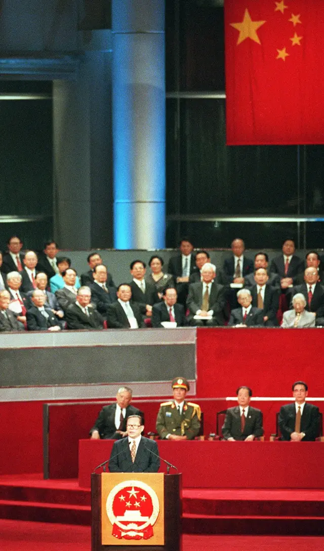 江泽民以中国领导人身份在中英政权交接仪式上致词。