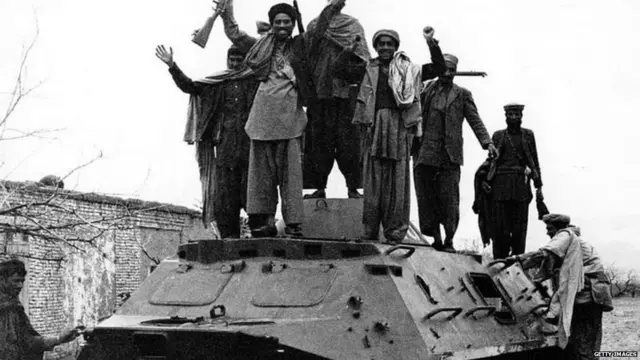 ਤਬਾਹ ਹੋਏ ਰੂਸੀ ਟੈਂਕ ਉੱਤੇ ਖੜ੍ਹੇ ਅਫ਼ਗਾਨਿਸਤਾਨੀ ਮੁਜਾਹਿਦ