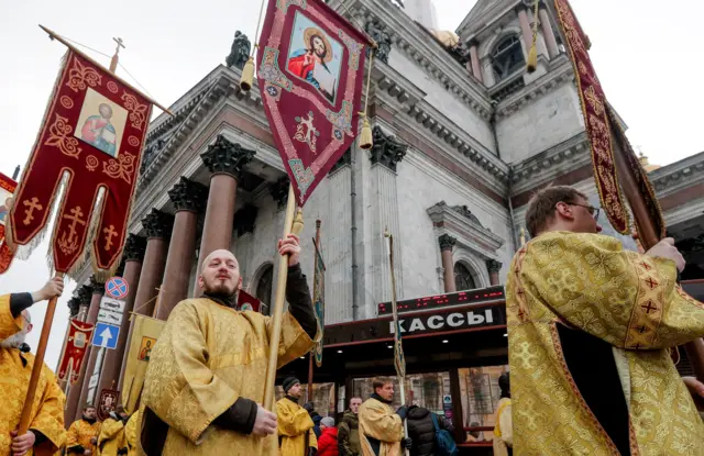 Крестный ход у собора