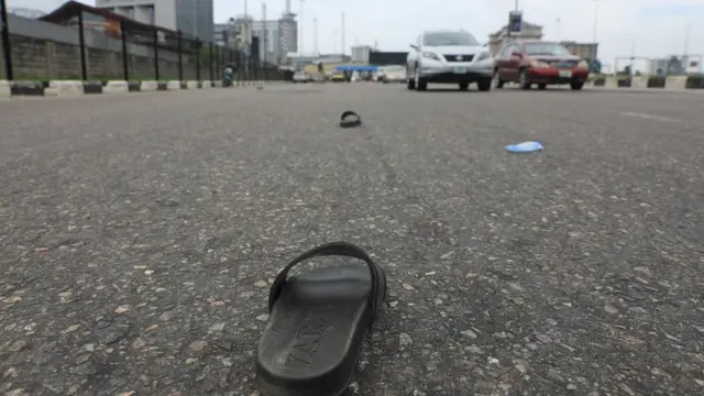 Pesin run leave slippers afta police disperse #EndSARS memorial protesters for lekki toll gate wit tear gas.