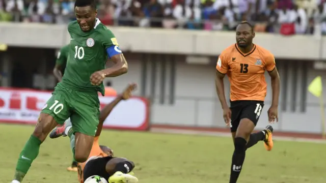 Mikel Obi gba bọọlu kọja agbabọọlu Zambia kan