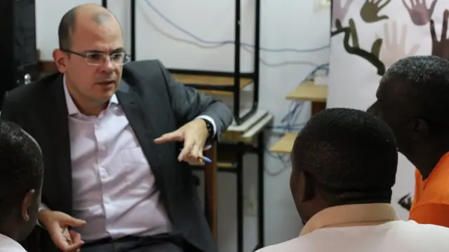 O defensor João Chaves conversa com três imigrantesroulette 3dCorumbá