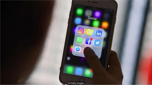 评论家经常批评社交媒体分化了人群。
