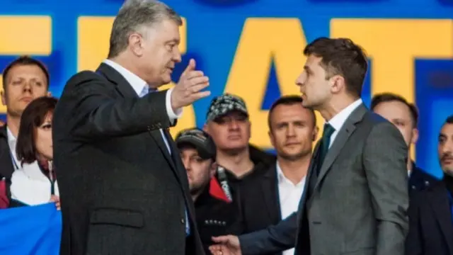 Photo 3. မစ္စတာ ဇလန်းစကီး မတိုင်ခင် ယခင်သမ္မတလည်းဖြစ် သူ့ ပြိုင်ဘက်လည်း ဖြစ်သူ မစ္စတာ ပက်ထရို ပိုရိုရှန်ကို နိုင်ငံရေးအရ ရည်ရွယ်ချက်ရှိရှိ ပြစ်မှတ်ထားတယ်လို့ အနောက်နိုင်ငံ အစိုးရအရာရှိတွေဘက်ကပါ ယူဆခဲ့