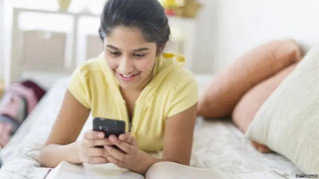 महिला फोन