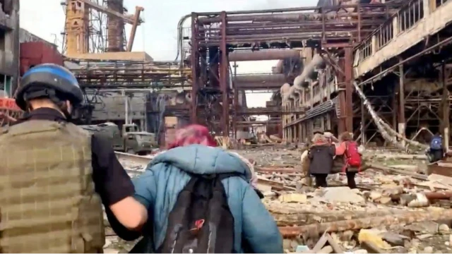 ทหารช่วยพยุงพลเรือนชาวยูเครน