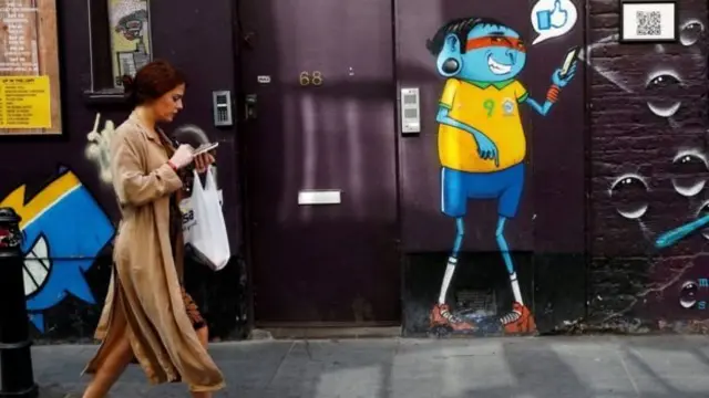 边走边看手机的人