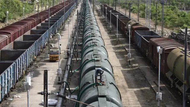 वाटर ट्रेन, पानी के वैगन की ट्रेन, ट्रेन, चेन्नई, जल संकट, पानी, ट्रेन पर पानी