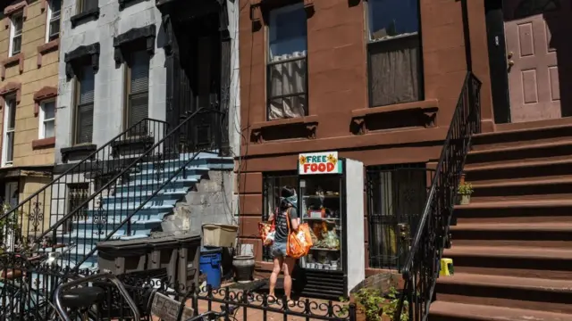 Девушка перед окном раздачи бесплатной еды в Бруклине