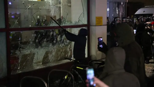 Протестующие бьют стекла в полицейском участке