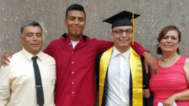 Juan Martínez junto a sus padres, de origen mexicano, y su hermano, quien también es beneficiario de DACA.