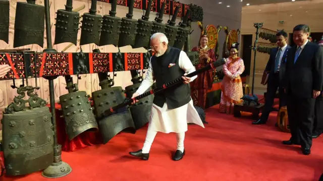 莫迪在武漢參觀文物博物館，敲起中國古鐘