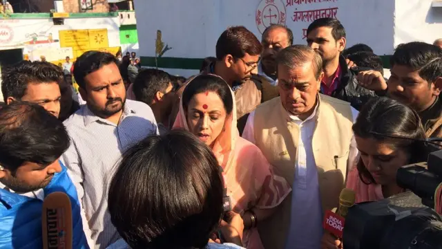 कांग्रेस उम्मीदवार अमीता अपने पति संजय सिंह के साथ