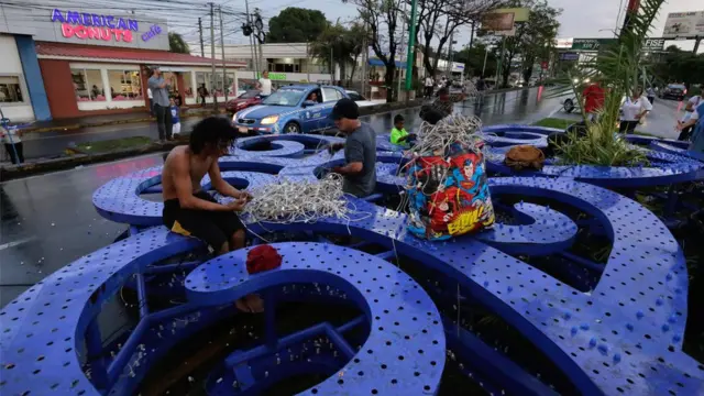 Manifestantes sobre un árbol de la vida caído.
